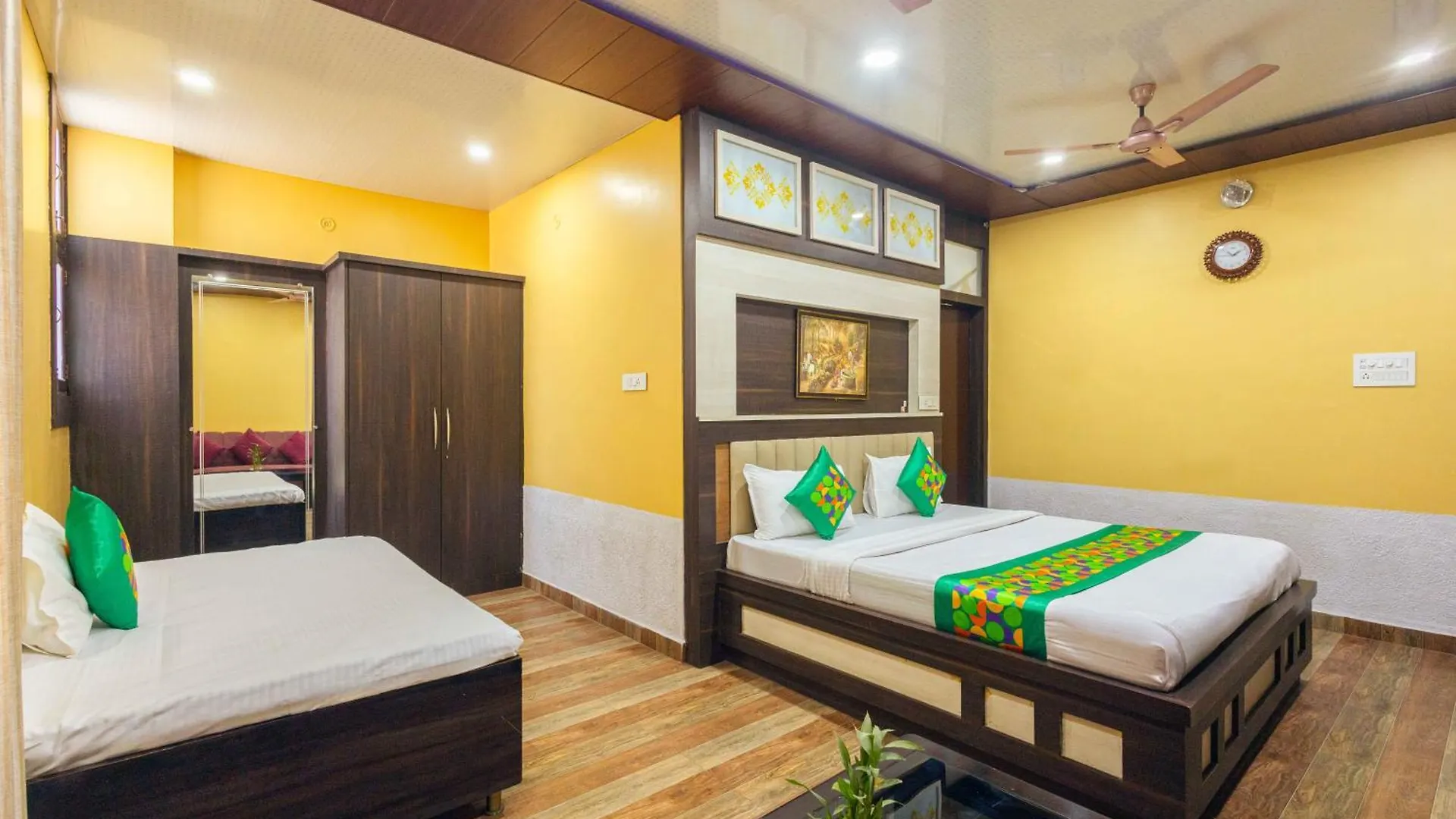 ***  Treebo Saumendra Residency Hotel Varanasi India
